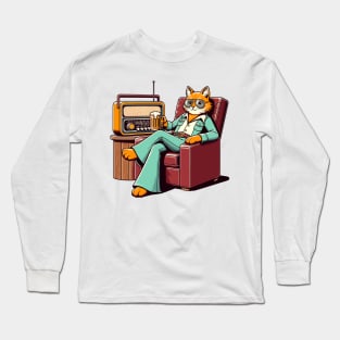 Chillin cat and a vintage radio Long Sleeve T-Shirt